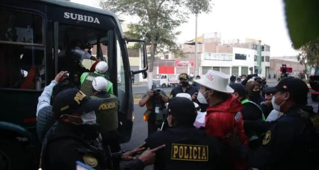 Los intervenidos fueron llevados a la comisaría de Palacio Viejo. Foto: Rodrigo Talavera / La República