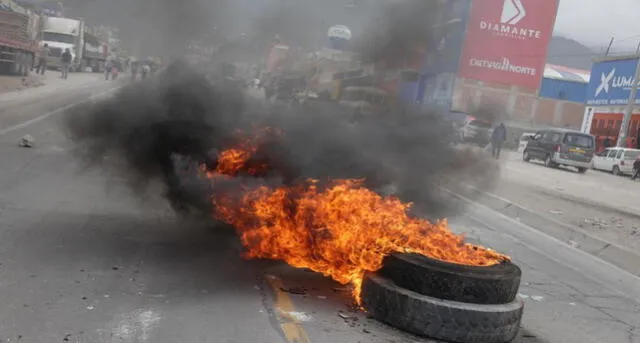 Con quema de llantas, protestantes impiden el paso de vehículos. Foto: Rodrigo Talavera / La República.