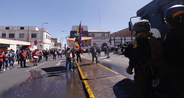 Policía tuvo que usar el "rochabus" para dispersar a los manifestantes. Foto: Oswald Charca / La República
