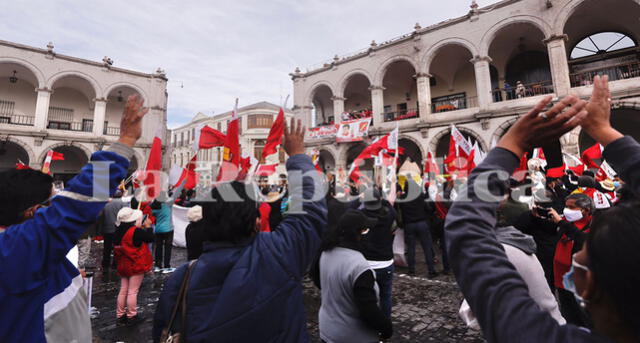 Por lo menos, 200 simpatizantes de Perú Libre se concentraron en la Plaza de Armas de Arequipa. Foto: Oswald Charca / La República
