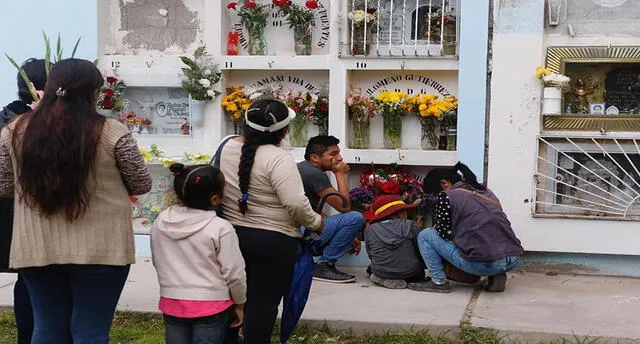 Cientos visitan cementerio La Apacheta en el Día de la Madre [FOTOGALERÍA]
