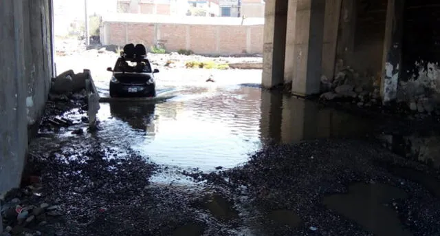 Vecinos reportan colapso de desagüe en una de las vías de ingreso a Arequipa [FOTOS]