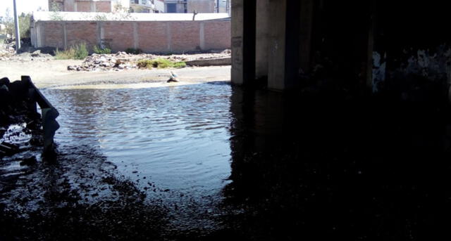 Vecinos reportan colapso de desagüe en una de las vías de ingreso a Arequipa [FOTOS]