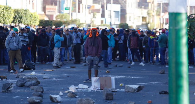 Arequipa amanece con nuevo enfrentamiento entre policías y obreros en sede regional [FOTOS y VIDEOS]