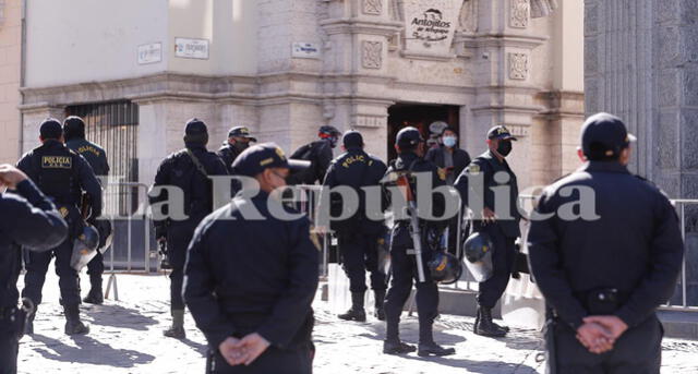 Los efectivos se encuentran ubicados en la Plaza desde las 8.00 horas de este lunes. Foto: Oswald Charca / La República