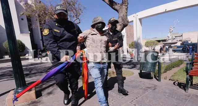 Detenidos son trasladados a comisaría de Santa Marta en el Cercado de Arequipa. Foto: Oswald Charca / La República