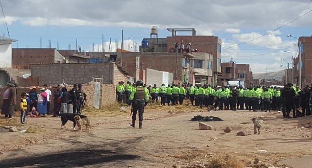 Juliaca: De rodillas pobladores intentan impedir desalojo en Chilla [FOTOS y VIDEO]