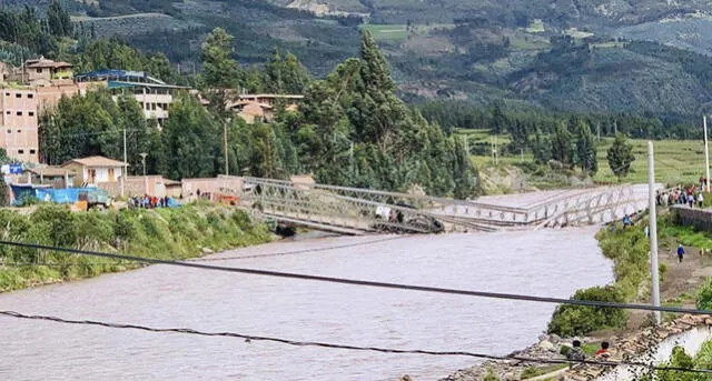 Cusco: puente provisional colapsó en Urcos mientras era desmontado [VIDEO]
