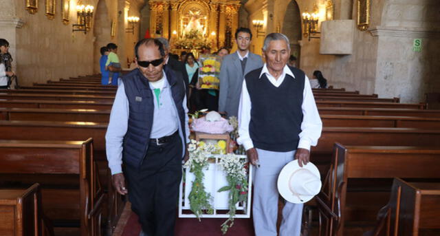 Realizan tradicional procesión de huesos insepultos en Arequipa