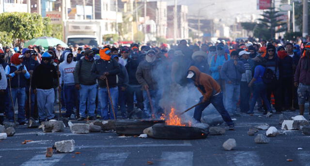 Arequipa amanece con nuevo enfrentamiento entre policías y obreros en sede regional [FOTOS y VIDEOS]
