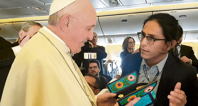 Papa Francisco pidió eliminar armas nucleares en el vuelo hacia Chile y el Perú