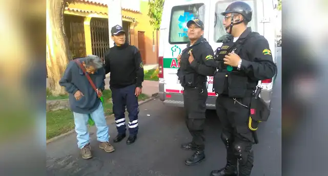 Serenos ayudan a anciano con alzheimer a llegar a su casa en Arequipa