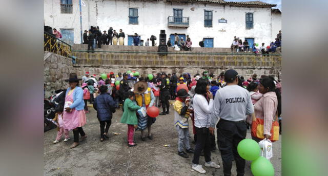 Policía de Cusco entregó juguetes y chocolatada a niños de Anta por Navidad