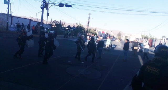 Arequipa: Suspenden atención en Gobierno Regional tras enfrentamiento de obreros con policías [FOTOS y VIDEO]