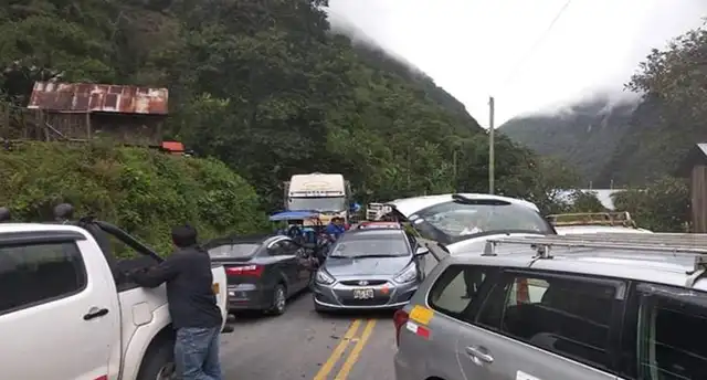 Río Araza destruye tramo de la Interoceánica que une Cusco con Madre de Dios | VIDEO