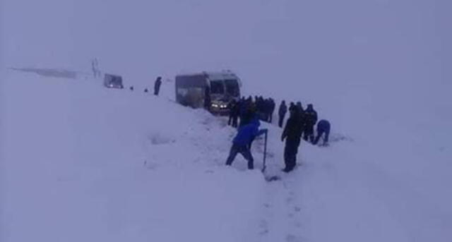 Buses quedan varados por nieve en el cruce Ares - Arcata en Arequipa [FOTOS]