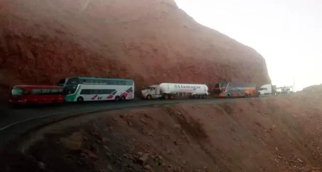 En Arequipa cientos de vehículos varados por derrumbes en vía Atico-Ocoña [FOTOS y VIDEO]