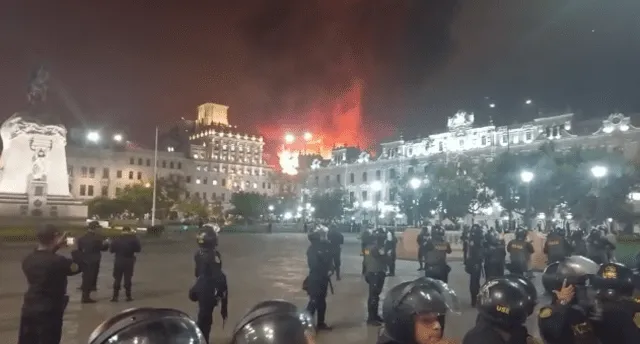 Se registra incendio en Plaza San Martín.