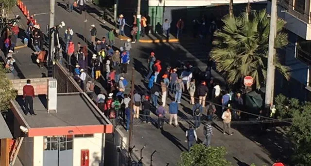 Arequipa: Suspenden atención en Gobierno Regional tras enfrentamiento de obreros con policías [FOTOS y VIDEO]