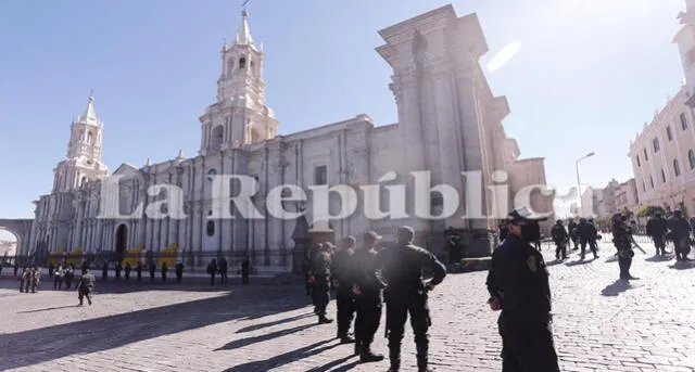 Policías se encuentran resguardando los ingresos de la Plaza de Armas de Arequipa. Foto: Oswald Charca / La República