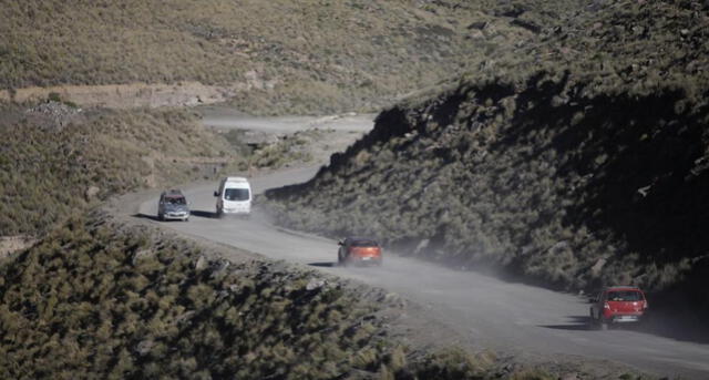 Conductores continúan su paso por la antigua carretera a Puno. Fotos: Rodrigo Talavera
