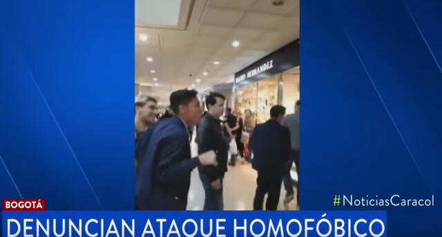 Agreden a pareja gay en centro comercial porque iban tomados de la mano [VIDEO]