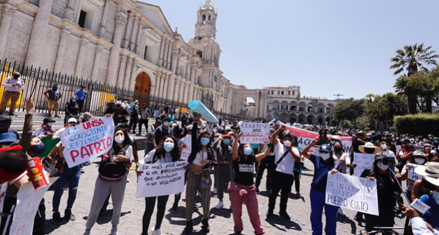 Protestas llegan hasta la Plaza de Armas de Arequipa.