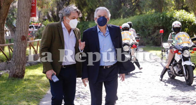 Álvaro Vargas Llosa llegando a la Mansión del Fundador. Foto: Oswald Charca / La República