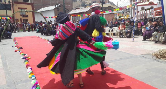 Estudiantes deslumbraron con vistosos trajes típicos en Puno [FOTOS]