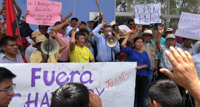 ¡Si no hay restitución, habrá revolución! gritan en Arequipa contra Chávarry [FOTOS y VIDEOS]