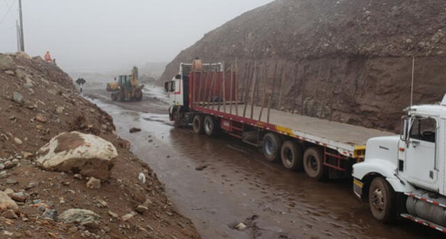 Decenas de vehículos quedaron varados en vía Arequipa – Ilo por deslizamientos y huaicos [FOTOS y VIDEO]