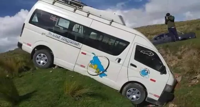 Policía habría invadido carril con su auto y ocasionado choque con combi repleta de pasajeros en Puno [FOTOS]