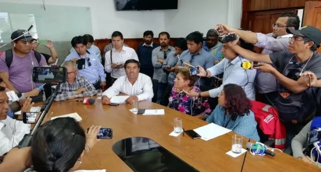 En Arequipa transportistas mantienen bloqueo de la Panamericana Sur pese a diálogo 