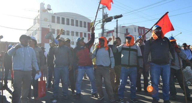 Arequipa: Obreros continúan huelga en sede regional y piden presencia de Cáceres Llica [VIDEO]