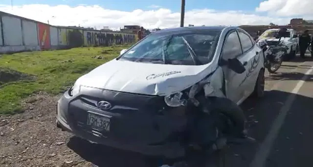 Policía habría invadido carril con su auto y ocasionado choque con combi repleta de pasajeros en Puno [FOTOS]