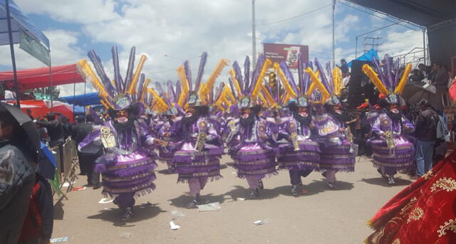En Juliaca realizan parada folclórica pese a prohibición [FOTOS y VIDEO]