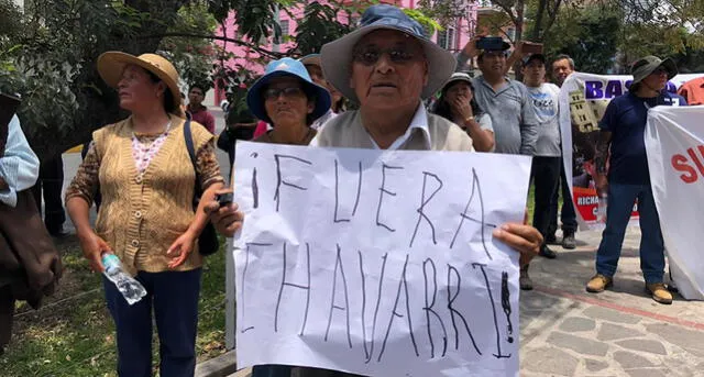¡Si no hay restitución, habrá revolución! gritan en Arequipa contra Chávarry [FOTOS y VIDEOS]