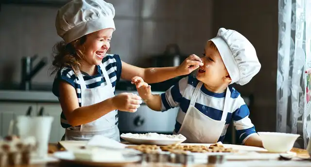 Postres hechos por niños. Foto: Shutterstock.