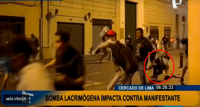En rojo, se observa cómo cae el manifestante tras ser impactado por la bomba lacrimógenea que lanzó la policía