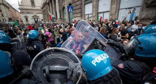 Los policías chocan con los manifestantes que se oponen al pasaporte sanitario en el centro de Roma, Italia, el 9 de octubre de 2021. Foto: EFE