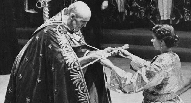 La reina Isabel II asumió el trono británico en 1952. Tenía apenas 25 años.