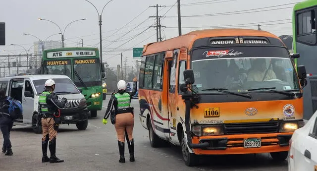 Los agentes de la PNP se encargaron de guiar y controlar el tránsito de los vehículos en las vías públicas durante el paro nacional Los agentes de la PNP se encargaron de guiar y controlar el tránsito de los vehículos en las vías públicas durante el paro nacional