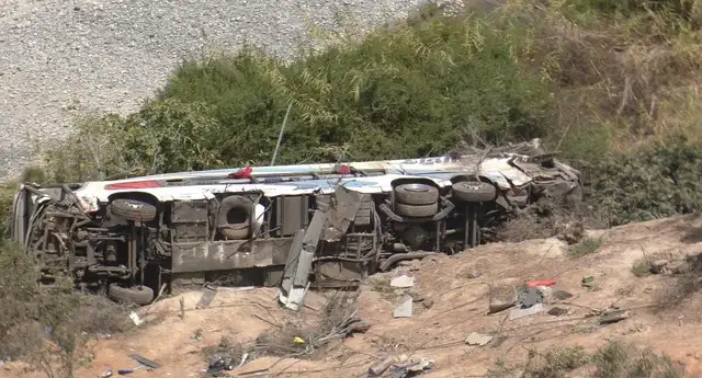 Así quedó el bus tras el fatal choque. Foto: Mirelia Quispe / La República.   