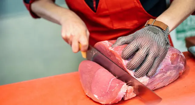 Hombre se cortó los genitales mientras soñaba que fileteaba un pedazo de carne