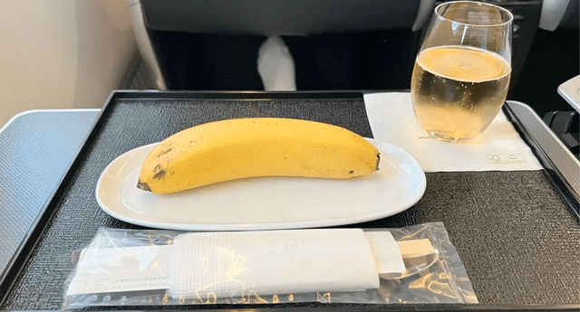 El hombre pensó que la fruta era solo un aperitivo, pero fue así. Foto: captura de Twitter