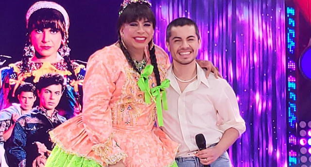 Ernesto Pimentel, caracterizado como la 'Chola Chabuca', junto a Sergio Armasgo. Foto: América TV