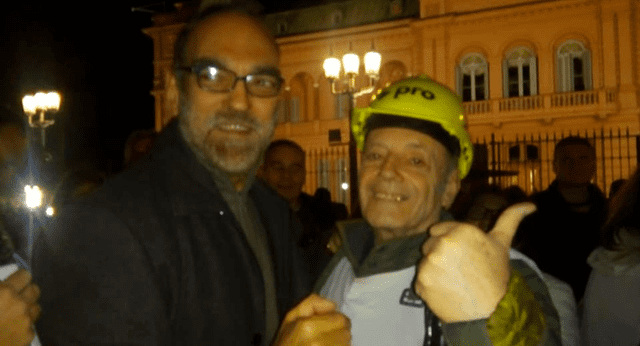 Ángel Spotorno en una de las marchas de apoyo a Mauricio Macri junto al diputado Fernando Iglesias. Foto: Infobae