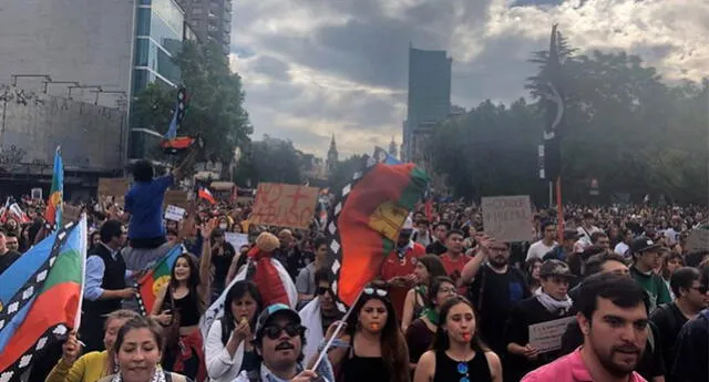 Una multitudinaria marcha continúa en las calles de Santiago.