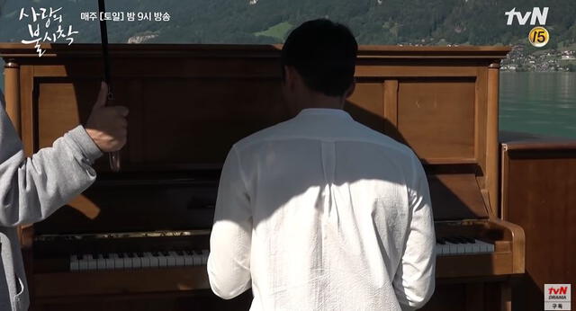 Hyun Bin ensaya la escena donde toca el piano en Suiza. Foto: tvN