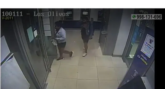 Cámaras de seguridad captaron el preciso instante en que ambas mujeres retiraban dinero del occiso. Foto: captura de América TV